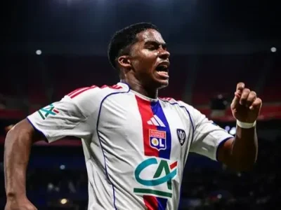 HLV Lyon cảnh báo Endrick: ‘Cậu ấy phải học hỏi’ sau pha thẻ đỏ gây tranh cãi