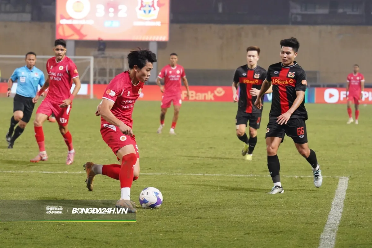 Đình Bắc khiến hàng thủ Ninh Bình FC chao đảo những phút cuối trận 4