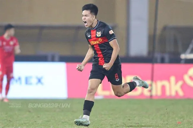 Trần Thành Trung ghi bàn cho Ninh Bình