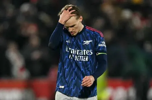 Martin Odegaard gap van de sau tran hoa Brentford.