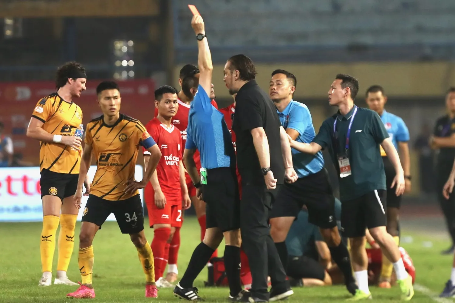 Tình huống HLV Velizar Popov nhận thẻ đỏ cuối trận gặp Thanh Hóa Tinh huong HLV Velizar Popov nhan the do cuoi tran gap Thanh Hoa
